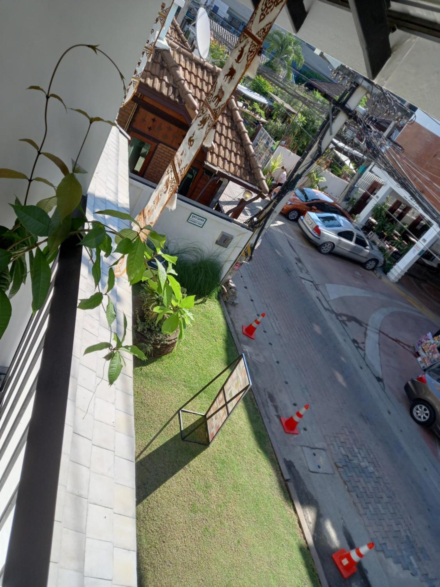 Valentier Cafe And Hotel Chiang Mai Quarto foto